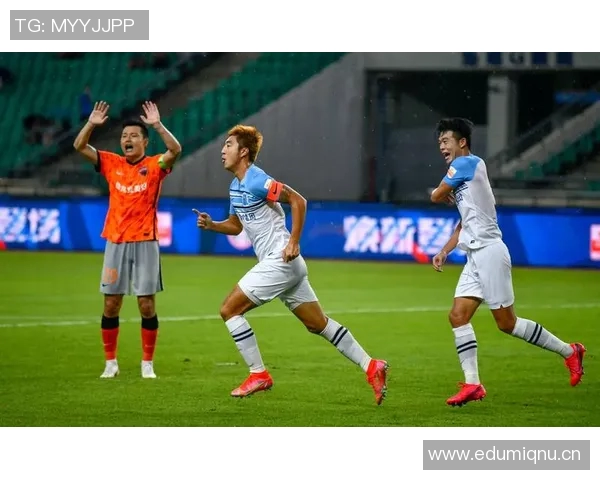 广州足球队技术争议引发热议球迷与专家观点碰撞分析